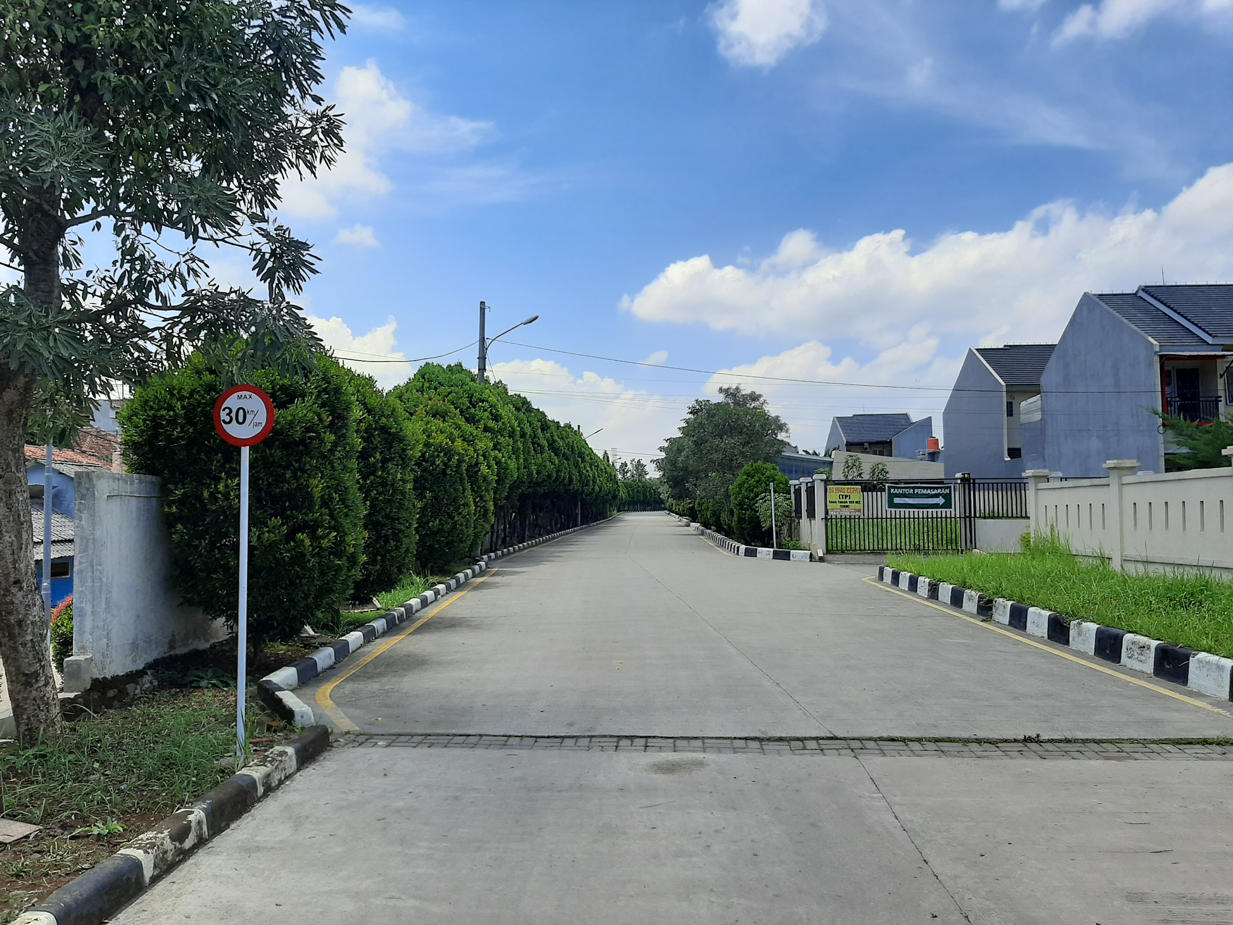 Gerbang utama dan pos keamanan One Gate System Tanah Baru Residence