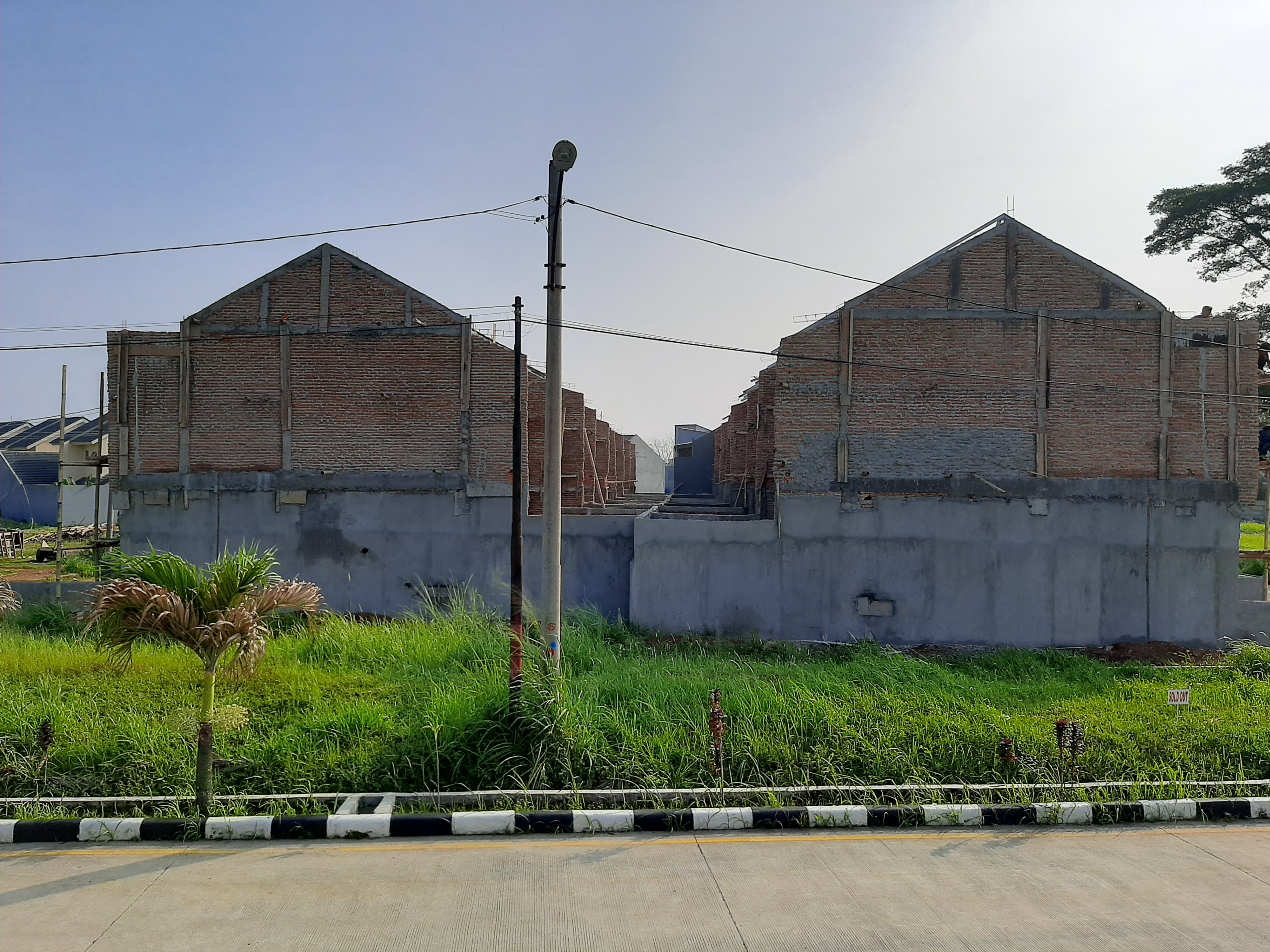 Jalan cor beton utama di kawasan Tanah Baru Residence