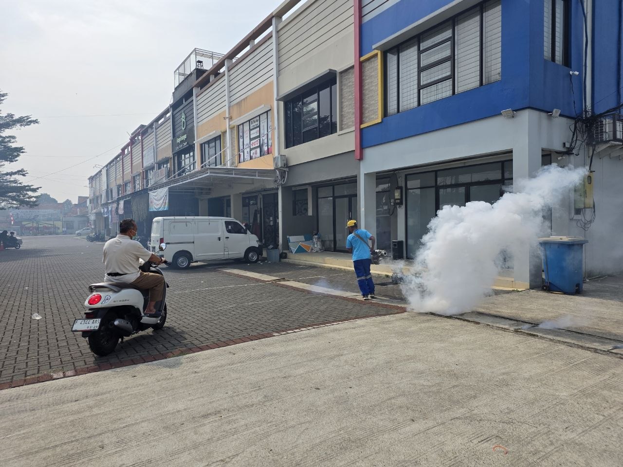 Petugas fogging mengoperasikan mesin pengasapan di lingkungan Tanah Baru Residence