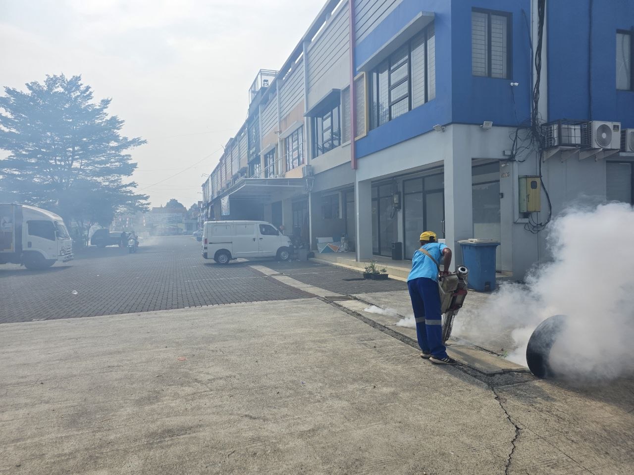 Kegiatan fogging pengendalian nyamuk di Tanah Baru Residence