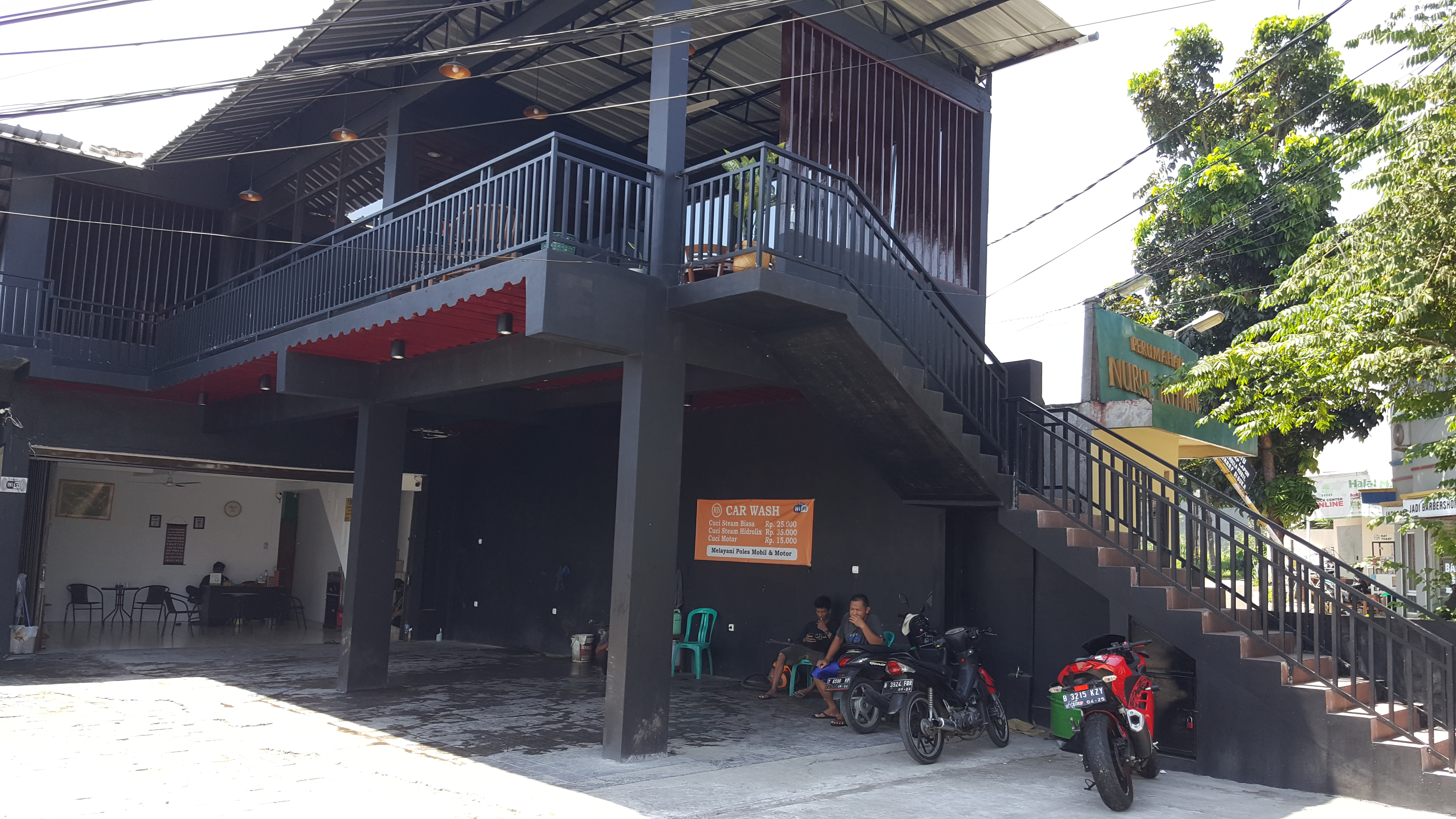 Area komersial, car wash dan cafe di sekitar Tanah Baru Residence