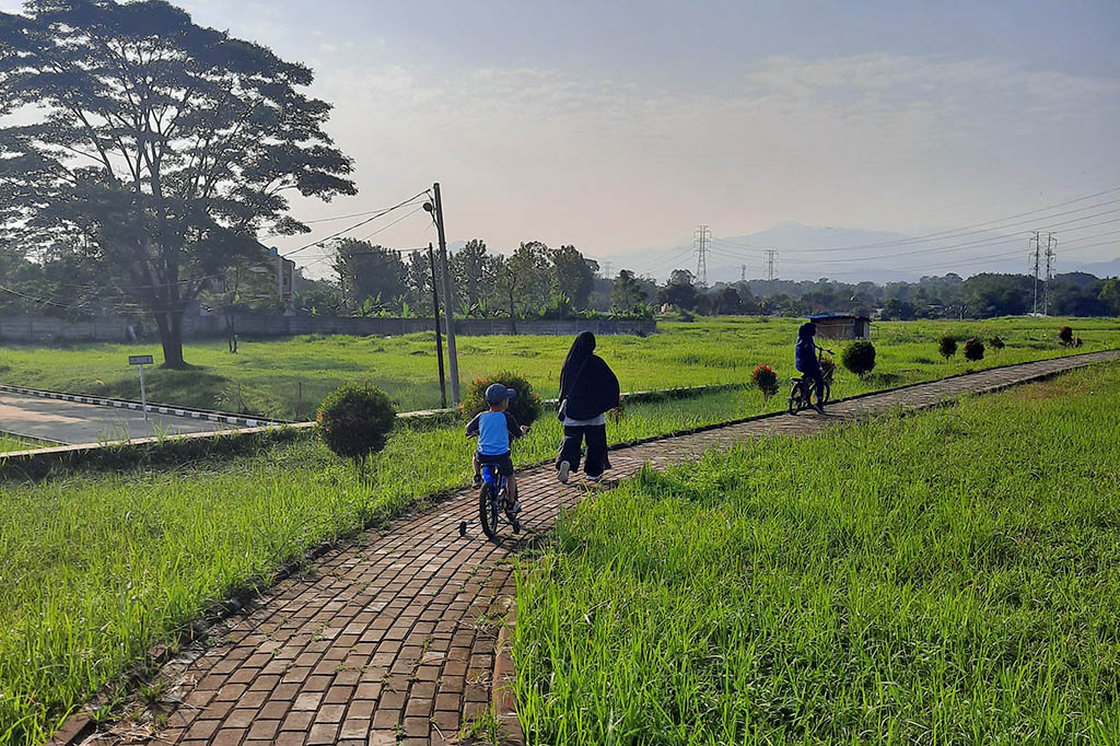 Ruang hijau yang luas di kawasan Tanah Baru Residence